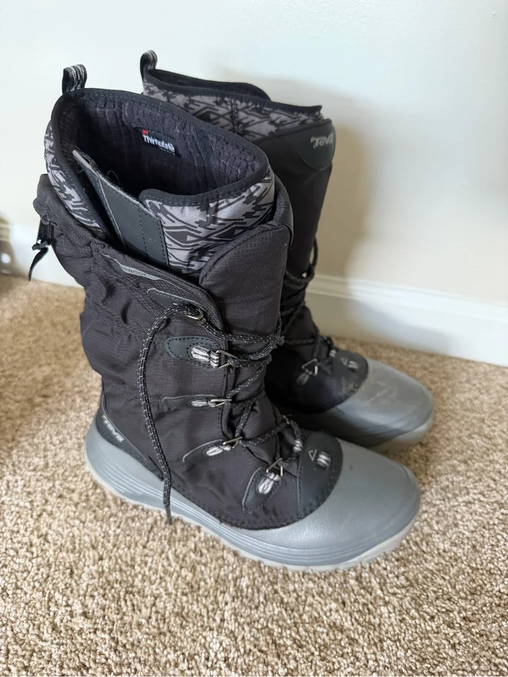 Teva women’s Thinsulate lined Black and Gray Snow Boots size 8.5